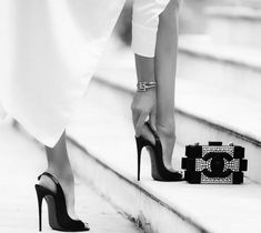 O Tumblr é um sítio para te expressares, auto-descobrires e te ligares com as coisas que amas. É onde encontras pessoas com interesses comuns. Cute Heels Classy, Heels High Classy, High Heels Classy, Shoes Heels Classy, Beautiful High Heels, Heels Outfits, Heels Classy, Fashion High Heels, Black High Heels