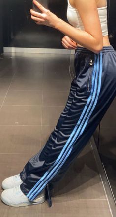 Vintage Adidas Sweatpants, Adidas 90s Outfit, Trackpant Outfit, Adidas Sweatpants Outfit, Hicks Und Astrid, Adidas Pants Outfit, Adidas Jumper