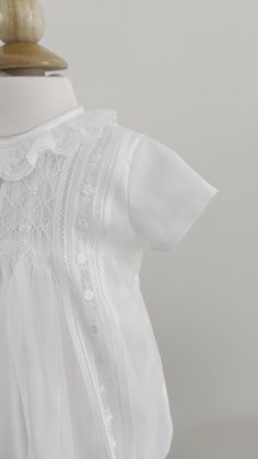 Romper Archer – El Rincon de Maria Fitted Baptism Dress With Lace Collar For Summer, Lace Baptism Dress With Ruffles And Short Sleeves, Summer Baptism Dress With Lace Collar, Lace Baptism Dress With Lace Collar, Lace Baptism Dress With Broderie Anglaise, Lace Collar, Unisex Baby, Baby Romper, Lace Detail