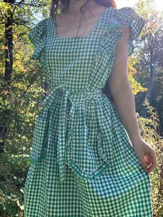 Vintage 1940s style pinafore dress by Heyday featuring a green & white gingham print, front pockets, waist ties, ruffles & flower button closure in the back. Fits size M-L. 100% cotton, made in the UK. Second-hand garment handpicked for you. Measurements (laying flat) Armpit to armpit: 21.5" Waist: 17.5" Length: 40" To note: Vintage and antique items may have small imperfections due to age that are not mentioned in the listing. Vintage, antique and handmade items are delicate so please do color Ruffle Flower, 1940s Style, Flower Button, Pinafore Dress, 1940s Fashion, Gingham Print, Mode Vintage, Antique Items, Dress Clothes For Women