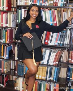 Yale Graduation Pictures, University Of Maryland Graduation Photos, Graduation Library Photoshoot, Dba Graduation, Library Graduation Pictures, Library Shoot, Graduation Fits, Graduation Inspiration