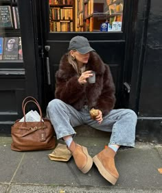 Streetwear Winter Outfits, Ugg Outfits, Outfit Dark, Brown Luxury, Fur Jacket Women, Fur Coat Fashion, Streetwear Winter, 2025 Fashion