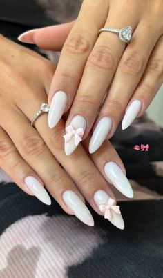 credit (IG) : lesnailsdelivia White Almond Nails With Pearls, Nails Inspo Almond, Almond White Nails, Almond Nails White, Almond Nails Pink, Edgy Nails, Summery Nails, Girly Acrylic Nails, Glow Nails