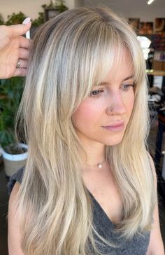 Sabrina carpenter inspired bangs /blonde Blonde And Bangs, Light Blonde Curtain Bangs, Curtain Bangs On Blonde Hair, Blonde Layers With Bangs, Blonde With Bangs Short, Blond With Bangs Medium, Medium Blonde Hairstyles With Bangs, Medium Length Haircut With Bangs Blonde, Blonde Bangs Layers