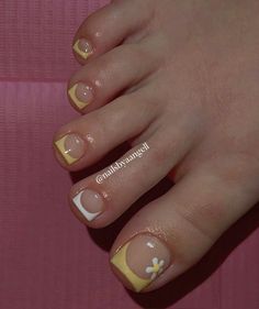 nailsbyaangell🎀 French Toe Nails, Yellow Toe Nails, Glitter Toe Nails, Feet Nail Design, Pedicure Designs Toenails, Pedicure Nail Designs, Gel Toe Nails, Summer Toe Nails