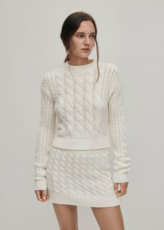 Jersey de punto blanco elaborado con una mezcla de lana
Un básico del armario de invierno, el jersey Blossom de punto trenzado ofrece tanto calidez como estilo. Tejido en una silueta corta y con un cuello redondo clásico, será un imprescindible a la hora de superponer prendas esta temporada. Combínalo con la falda Blake para lucir un total look de punto. Spring Fitted Cable Knit Cropped Sweater, Cozy Fitted Cable Knit Cropped Sweater, Fitted Cozy Cable Knit Cropped Sweater, Fitted Cable Knit Cropped Sweater For Spring, Fitted Cable Knit Cropped Sweater, Spring Cropped Cable Knit Sweater, Chic Cable Knit Crew Neck Cropped Sweater, Chic Cropped Cable Knit Sweater With Crew Neck, Fitted Chunky Knit Cropped Sweater With Crew Neck