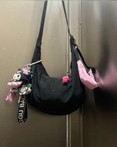 #baggucrescent #baggu #keychain #baggugirl #kuromi #minibaggu #baggu Baggu Bag Accessories, Baggu Medium Crescent Bag, What’s In My Baggu, Baggu Keychain, Baggu Crescent Bag Outfit, Hermione Bag