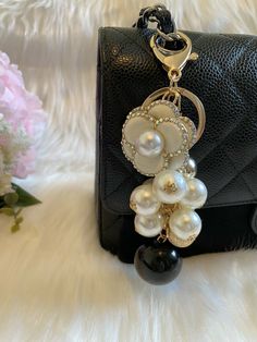 White Camellia Flower Faux Pearl Bag Charm Keychain Length Approx. 6" Diy Purse Charms Ideas, Jewelry Vendor Display, White Camellia Flower, Purse Charms Diy, Keychain Strap, Baby Souvenir, Key Change, White Camellia, Jewelry Vendor