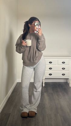 Outfit Ideas Loungewear, Casual Summer Outfits Leggings, Cute Comfy Work Outfits, Mom Winter Outfits, Lazy Mom Outfits, Everyday Winter Outfits, Cute But Comfy Outfits, Winter Comfy Outfits, Casual Lounge Outfits