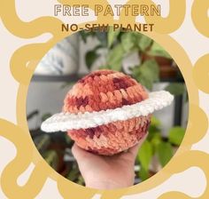 a hand holding a crocheted object with the words free pattern no - sew planet