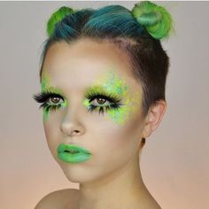 Alien Halloween Makeup, Alien Make-up, Alien Halloween Costume, Makeup Zombie, Fashion Show Makeup, Alien Makeup, Neon Gas, Green On Green, Alien Halloween