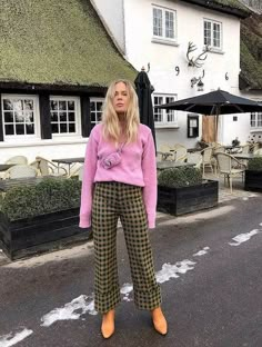 70+ Best Plaid Pants Outfits 2022: How To Wear Plaid Pants In The Trendiest Ways Boots And Trousers, Plaid Trousers Outfit, Jessie Bush, Tiny Bag, Boots And Leggings, Checkered Pants, Eclectic Fashion, Fashion People