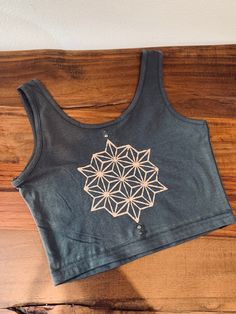 Grey crop top with 'Merkaba' print.  Out of Jersey fabric, perfect for Yoga and Meditation  ॐ * size S-L * 94% cotton, 6% elastane * wash at 40oC ** follow Celyst  ᐉ www.facebook.com/ceelyst ᐉ www.instagram.com/celyst ** Clothing for every moment With my clothes I want to create a connection between the colorful Trance/Psychedelic look, the cosiness of the hippie movement and the ethnic style. So you can wear your favorite piece from our shop to festivals and parties as well as in your free time Sick Fits, Hippie Movement, Grey Crop Top, Yoga Shirt, Bohemian Festival, Yoga Shirts, Yoga Tops, Goa, Ethnic Fashion