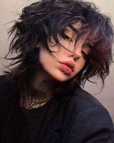 @mariyacerg on instagram Grunge Messy Hair, Good Hair Colors For Brunettes, Punk Women Hair, Punk 2000s Aesthetic, Dyed Wolf Cut, Alternative Hair Short, Yellow And Black Hair, Fluffy Black Hair, Fluffy Wolf Cut