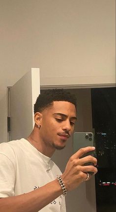 Keith Powers, Black Hair Cuts, Light Skin Men, Black Men Haircuts, Boys With Curly Hair, Corte De Cabelo Masculino, Fade Haircut, Beard Styles, Pretty Men