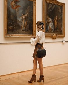 Paris Fashion Aesthetic, Museum Fits, Museum Outfit Ideas, Art Museum Outfit, متحف فني, Museum Outfit, Museum Date, Academia Light, Museum Photography