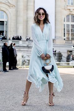 Aimee Song wearing Chloé - The Street Style at Paris Fashion Week Promises Endless Outfit Inspiration - March 2017 Chiffon Long Dress, Boho Mode, Long Dresses Elegant, Vestido Plus Size, Elegant Maxi Dress, Chiffon Dress Long, Skirt Maxi, Wedding Guest Outfit Summer, Street Style Summer