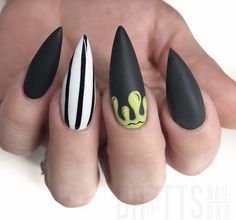 Beetlejuice Nails, Cake Pop Recipe Easy, Concert Nails, Tim Burton Characters, Grunge Nails, Beautiful Nail Designs, Black And White Stripes, Accent Nails