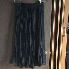 Brand New Casual Black Maxi Skirt For Party, Black Maxi Skirt For Party, Black Pleated Skirt For Summer Evening, Black Pleated Evening Skirt For Summer, Casual Black Maxi Skirt For Evening, Black Pleated Maxi Skirt For Parties, Casual Black Pleated Skirt For Party, Black Pleated Maxi Skirt For Night Out, Black Pleated Full Skirt For Night Out