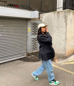 Cinzia Bayliszullo Outfits, Cinzia Bayliszullo, Aritzia Fits, Modest Outfit Ideas, Branded Outfits, Curated Outfit, Sneakers Outfit, Outfit Inspo Fall, Autumn Fashion Women