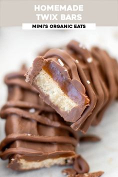 homemade twix bars Jelly Candy Recipe, Sour Candy Recipe, Homemade Candy Recipes, Caramel Candies Recipe, Homemade Twix Bars, Homemade Candy Bars, Candy Bar Recipe, Twix Bars, Candy Apple Recipe