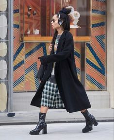 Zoe Kravitz Leather Jacket, Rocker Street Style, Zoe Kravitz High Fidelity Outfits, February Reset, Zoe Kravitz Outfits, High Fidelity Outfits, Zoe Kravitz Street Style, Kravitz Zoe, Zoe Kravitz Style