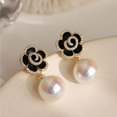 Never Worn Elegant Black Earrings For Spring, Elegant Black Spring Jewelry, Earring Bundle, Flower Earrings, Jewelry Earrings, Bundles, Black White, Women Jewelry, Black And White