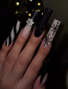 Black Winter Acrylic Nails, Black And Silver Snowflake Nails, Dark Blue Nails Christmas, Black Winter Nails Acrylic, December Nails Black, Freestyle Nail Sets, Winter Y2k Nails, Xmas Nails Black, Black New Years Eve Nails