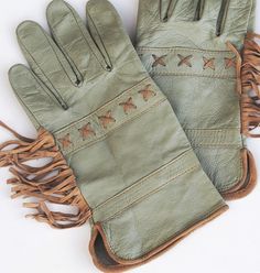 1930s Womens Leather Gloves Western Fringe: Amazing. Womens Leather Gloves, Vintage Accessories Jewelry, Western Costume, Polo Players, Cowgirl Life, Retro Cowboy, Cowgirl Baby, Leather Gloves Women