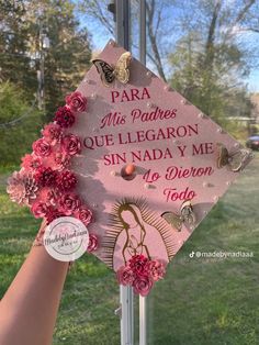 someone is holding up a pink graduation cap that says, para mrs paddies que legaron sin nadda y me no diferon tod