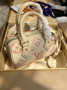 Tas Louis Vuitton, Tas Lv, My Style Bags, Trendy Purses, Luxury Bags Collection, Handbag Essentials, Girly Bags, Luxury Purses, Fancy Bags