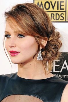 * Très chic Jennifer Lawrence! Jennifer Lawrence Hair, Side Bun Hairstyles, Side Hairstyles