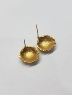 "Handmade, seashell summer earrings. These gold stud earrings were created by casting real seashells, collected on the beach and casting them in 14k gold plated brass. The shell earrings are nature inspired and are really beautiful to wear every day for an elegant and fun look. Dimensions: The seashells are 1x1 cm (0.4x0.4\") The earrings are available both in 14 karat plating and sterling silver. They are also available as drop earrings - see last 2 photo or follow the link below: https://www.e Bridal Earrings Studs, Vintage Stud Earrings, Earrings Beach, Earrings Nature, Dainty Band, Seashell Earrings, Beach Earrings, Gold Bridal Earrings, Nature Earrings