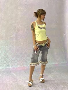 Actual 90s Fashion, Outfit Ideas Summer Y2k, 2000s Street Fashion, Picture Day Outfit Ideas, Capri Outfits, Gyaru Fashion, Retro Video, 2000s Fashion Outfits, Retro Video Games