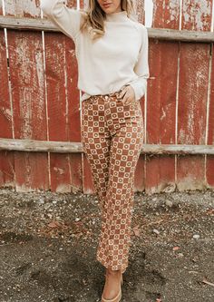 Bohemian Teacher Outfits, Bohemian Work Outfit, Fun Pants Outfit, Trendy Teacher Outfits, Modern Teacher Outfits, Teacher Outfit Inspiration, Patterned Pants Outfit