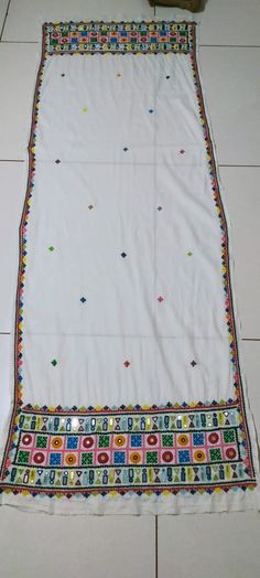 Kutchi Work Dupatta, Mirror Work Duppata Design, Simple Emrodary Work Design, Navratri Dupatta Designs, Guthan Work, Sadu Work Blouse, Hand Work Dupatta Design, Kachi Work Blouse, Casual Rompers Outfit