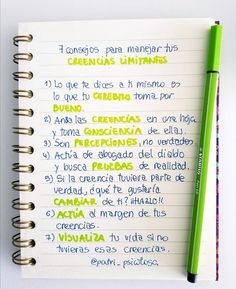 a notepad with writing on it and a green pen next to it, in spanish