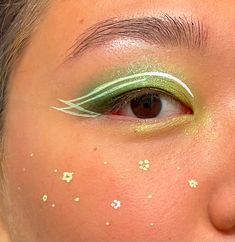 Makeup Looks Sage Green, White Flower Eyeliner, Green White Makeup, Plant Themed Makeup, Botanical Makeup, White Eyeliner Green Eyeshadow, Fairy Core Makeup Green, Plant Eyeliner, Green And White Eyeshadow