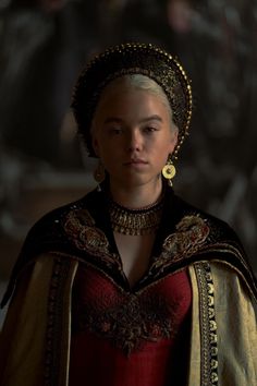 game of thrones'daeneress starke in her red dress and gold jewelry