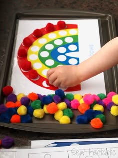 great color-sorting and counting! pompoms, magnets, print-outs, and a cookie sheet. easy as that! Vetenskapliga Experiment, Rainy Day Fun, Teaching Colors, Busy Bags, Toddler Fun, Preschool Fun, Kid Activities, Toddler Learning