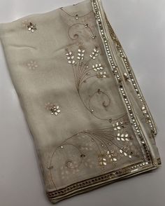 Dupatta Designs Ideas Hand Work, Dupatta Work Designs, Fancy Dupatta Design, Chunni Designs, Dupatta Embroidery Design, Dupatta Designs Ideas, Duppattas Designs Ideas, Dupatta Embroidery, Embroidery Dupatta