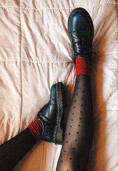 2023 French Street Style, Dress Like An Artist Outfits, Aesthetic Fall Shoes, Dr Martens Aesthetic Grunge, Docs And Socks, Dr Martens Socks, How To Style Doc Martens Fall, Outfits With Oxfords Women, Doc Loafers Outfit