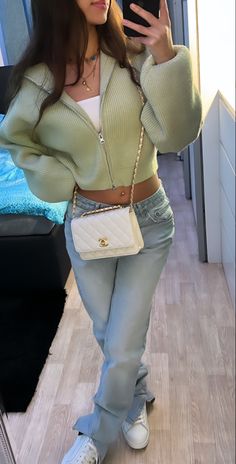 Emareld Green Outfit, Zara Outfit Casual, Monochromatic Outfit Jeans, Primark Fall Outfit, Cute Pink Date Outfits, Mockneck Tank Top Outfits, Cute Outfit Inspo Aesthetic, Camoflouge Outfit Black Women, Tube Tops With Cardigans