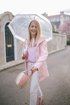 rainy Rainy Outfit Ideas, Rainy Spring Outfit, Cute Rain Jacket, Casual Rainy Day Outfit, Rainy Day Outfit Ideas, Rainy Outfit, Rain Outfit, Day Outfit Ideas, Rainy Day Fashion