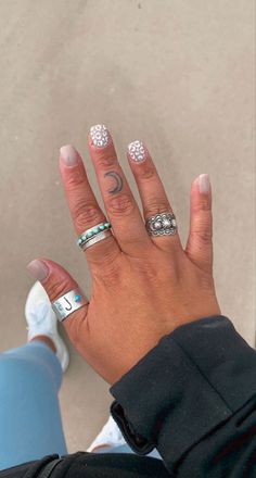 Cute Nails Western Simple, Nail Design On One Finger, Western Short Nail Ideas, Summer Western Nail Ideas, Country Fest Nails, Nail Inspo With Diamonds, Stage Coach Nails, Wyoming Nails, Southern Nails Designs