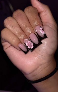 There's a new beauty trend taking over Instagram and it's absolutely stunning. Say hello to "quartz nails". Flower Design On Nails, Tree Nail Art, Quartz Nails, Art For Beginners, Nail Art For Beginners, Grunge Nails