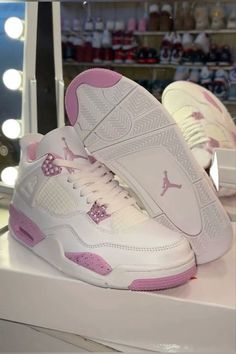 Pretty Sneakers, Dr Shoes, Nike Fashion Shoes, Preppy Shoes, Jordan Shoes Girls, Pretty Shoes Sneakers, Jordan Shoes Retro, All Nike Shoes, Shoes Outfit Fashion