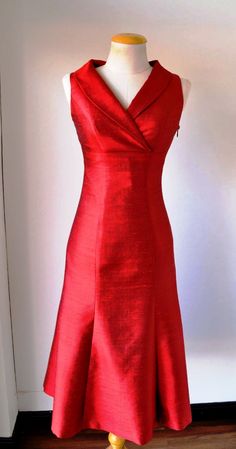 Like the plain styling and neckline. Possible patterned silk in pleats and a matching scarf. Indian Silk Dresses, Silk Dress Design, Thai Silk Dresses, Silk Kurti Designs, Simple Frock Design, Scarf Ideas, Dress Scarf, Simple Frocks, Dress Neck Designs