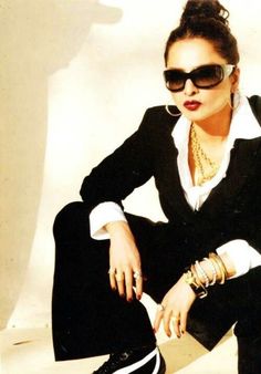 Rekha Iconic Look, 90s Desi Fashion, Rekha Outfits, Indian Retro Outfits, Retro Fashion 70s Indian, Rekha Actress Style, Retro Look Bollywood, Retro Bollywood Outfits