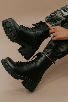 Step into urban chic with our High Street Combat Boot in Black. These boots seamlessly blend style and functionality, adding an edgy flair to your look while providing the comfort and durability needed for any adventure. Combat boot Lace up Platform boot Black Zipper up the side ﻿Need help with sizing? No problem! Join our VIP group on Facebook, Everyday Chic Boutique VIP Insiders to chat directly with our team and other customers just like you.Packaged with love and shipped from our warehouse i Women Black Combat Boots, Black Grunge Fashion, Vlack Boots, Black Cargo Boots, Army Boots Women, Combat Boot Style, Black Combat Work Boots, Black Clothes Aesthetic, Teenage Boots